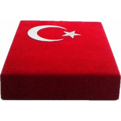 189 BAYRAK - AY YILDIZLI KADİFE PLAKETLİ KUR' AN-I KERİM